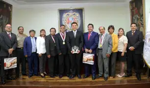 Ayacucho: entregan premios "La luz" a universitarios destacados