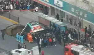 China: seis muertos dejó caída de autobús a enorme socavón