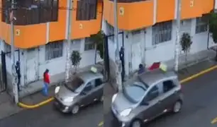 Arequipa: ladrón en taxi arrebata cartera a mujer y la arrastra por la pista