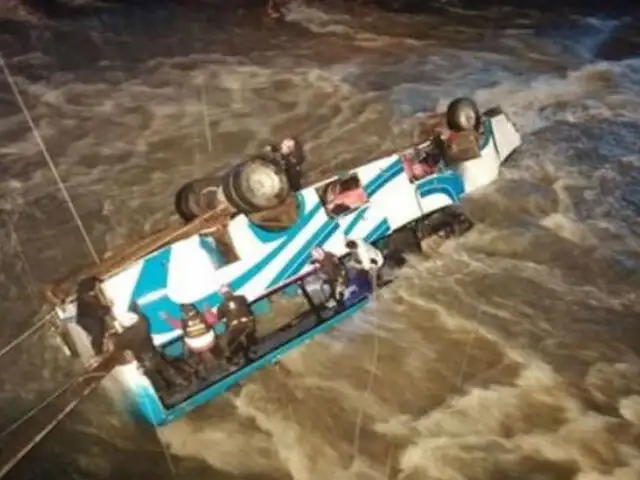 Puno: al menos tres muertos tras caída de bus interprovincial a río