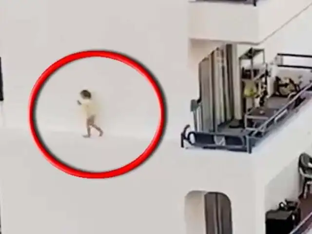 España: registran a una niña corriendo por cornisa de un edificio en Tenerife