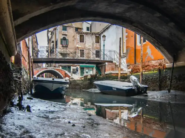 Italia: marea baja dejó sin agua a famosos canales de Venecia