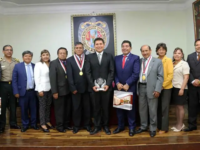 Ayacucho: entregan premios "La luz" a universitarios destacados