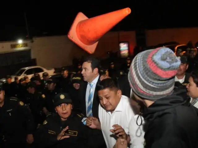 Lanzan cono de tránsito y le gritan "corrupto" a presidente saliente de Guatemala Jimmy Morales