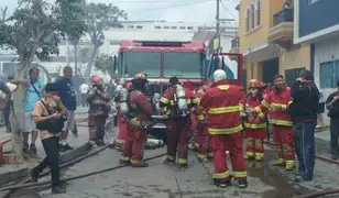 Breña: 7 unidades de Bomberos intentan apagar incendio en edificio