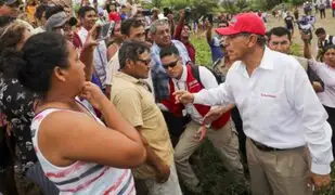 Presidente Vizcarra llegó a zona de deflagración en VES para inspeccionar ayuda a damnificados
