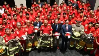 Embajada de Estados Unidos donó modernos trajes y equipos a bomberos