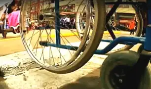 Estos son los obstáculos que una persona en silla de ruedas sufre para llegar a un hospital