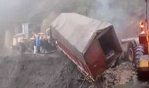 Cusco: camión cargado de materiales casi cae a un abismo en Paucartambo