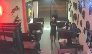 Los Olivos: encapuchados armados asaltan restaurante