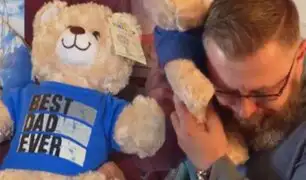 EEUU: padre llora al escuchar el corazón de su hijo en un oso de peluche