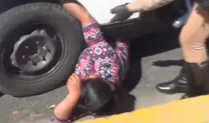 Arequipa: mujer se coloca debajo de su vehículo para evitar que sea llevado al depósito