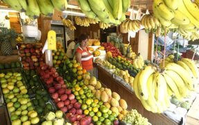 Precios de frutas se incrementan en mercados de Lima por huaicos