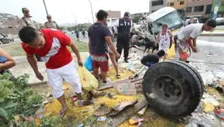 Vecinos saquean camión que se despistó y provocó la muerte de dos personas en Mi Perú
