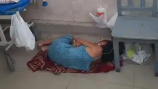 Mujer con fibrosis pulmonar durmió en el piso de un hospital por falta de camillas