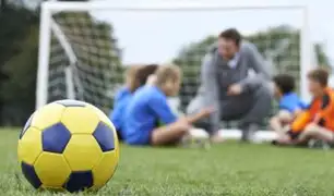 Federación Inglesa prohíbe los remates de cabeza en fútbol de menores