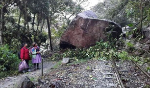Cusco: roca de gran tamaño cae sobre vía férrea y bloquea paso de trenes