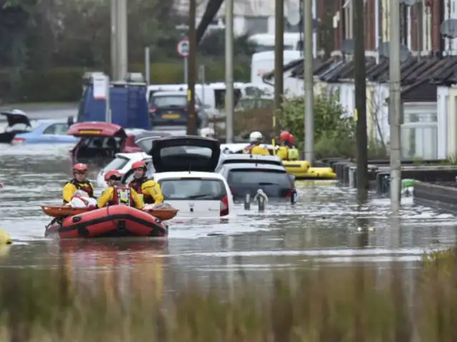 Reino Unido: tres muertos deja paso de tormenta Dennis