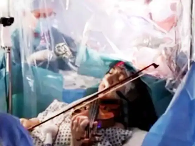 Mujer toca el violín mientras le extirpan un tumor del cerebro