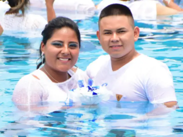 [FOTOS] Mucho calor: parejas se casaron dentro de piscina en distrito Mi Perú