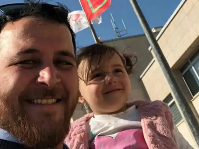 Padre que hacía reír a su hija para distraerla del ruido de las bombas huyeron a Turquía