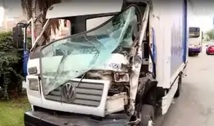 Lince: camión impacta con bus de Corredor Morado por ir en 'contra'