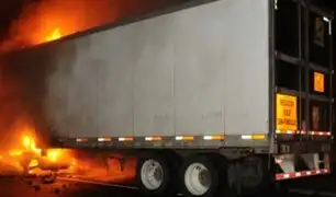 Policía y conductor rescatan a chófer de tráiler en llamas