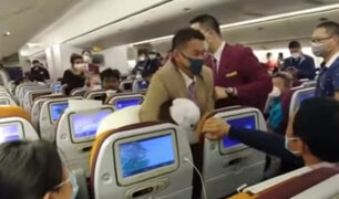 Personal de aerolínea agrede a pasajera que tosió en avión