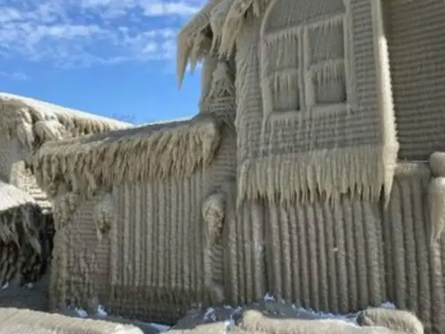 EE.UU: casas al borde del lago Erie quedaron congeladas tras paso de tormenta invernal