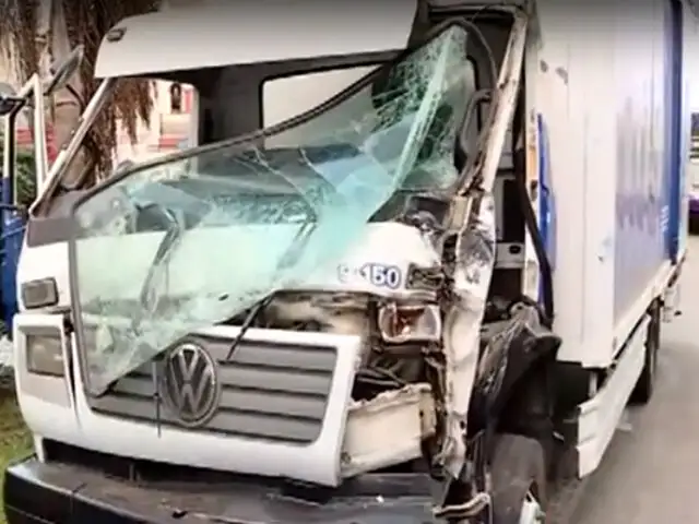 Lince: camión impacta con bus de Corredor Morado por ir en 'contra'