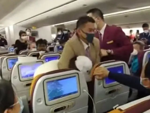 Personal de aerolínea agrede a pasajera que tosió en avión