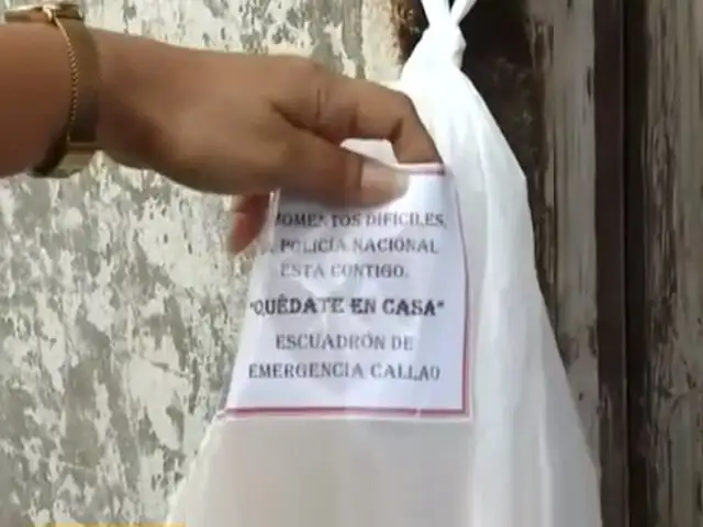 Policía Nacional repartió panes a vecinos de los Barracones del Callao