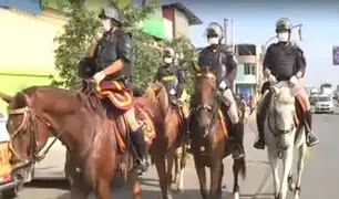 Estado de emergencia: policía montada sale a las calles y llama a respetar cuarentena