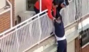 VIDEO: rescatan anciano que resbaló y quedó colgando de balcón