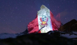 Bandera peruana iluminó los Alpes suizos como símbolo de esperanza