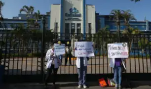 Médicos protestaron frente al hospital Almenara para exigir contratación CAS