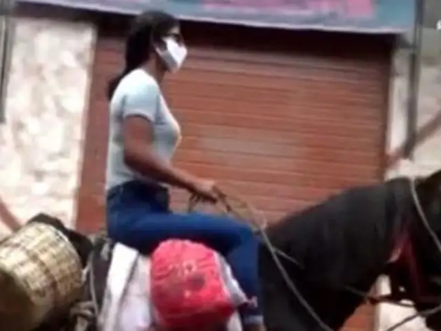 Cajamarca: mujer se moviliza en caballo para realizar compras