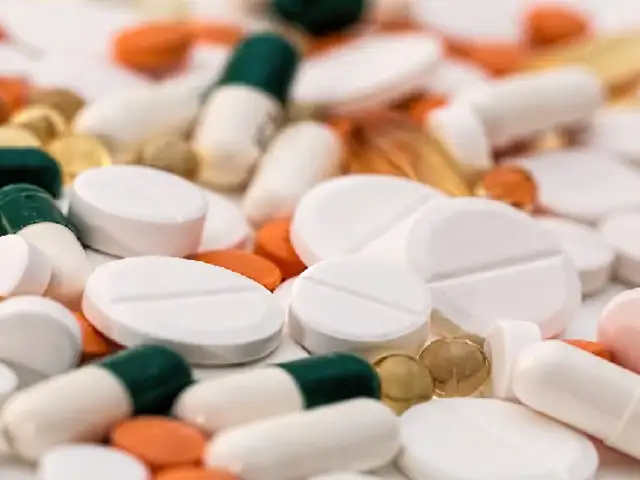 Polémica entre expertos por retiro de medicamentos para tratar COVID-19