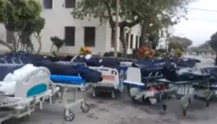 Hospital Hipólito Unanue colapsa y muertos por Covid-19 permanecen en el patio