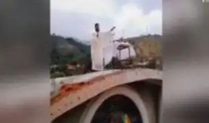 Huánuco: sacerdote realiza misa desde techo de la Iglesia