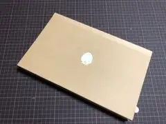 Una mamá crea una laptop de cartón para su hija de 4 años