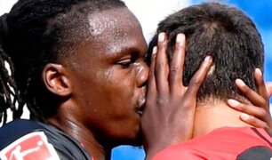Un beso levantó polémica en el retorno del fútbol alemán