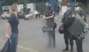 Policía llega a la Embajada de España para desalojar a ciudadanos que intentan armar carpa
