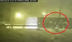 [VIDEO] El Agustino: sujetos desvalijaron camión que transportaba detergente