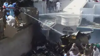 Avión con más de 100 personas a bordo se estrelló en Pakistán