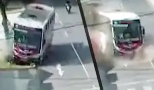 Trujillo: bus se estrella con poste de alumbrado público