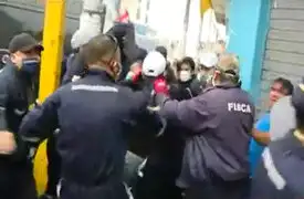La Victoria: violento enfrentamiento entre fiscalizadores y ambulantes en av. Grau