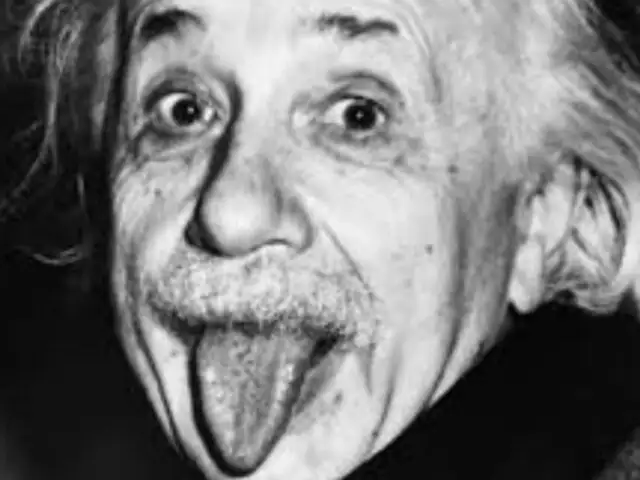 Albert Einstein: subastan la copia más antigua de su foto sacando la lengua
