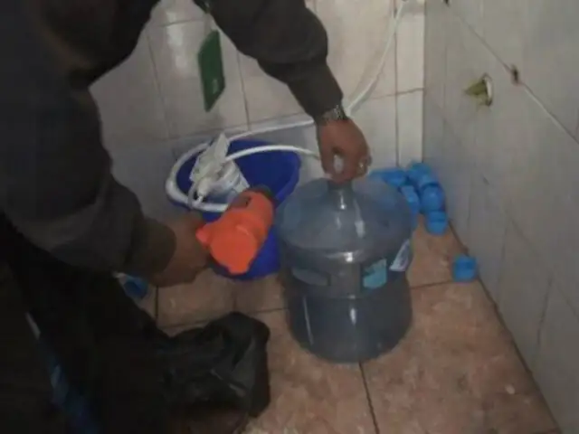 Surco: clausuran envasadora ilegal de agua que llenaba bidones en una ducha