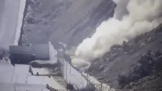 Piura: Cámaras de seguridad captan derrumbe de un cerro